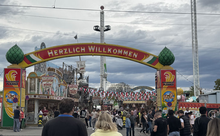 An allen Eingängen des Osterplärrer 2025 werden die Besucher begrüßt (©Foto: Martin Schmitz)(
